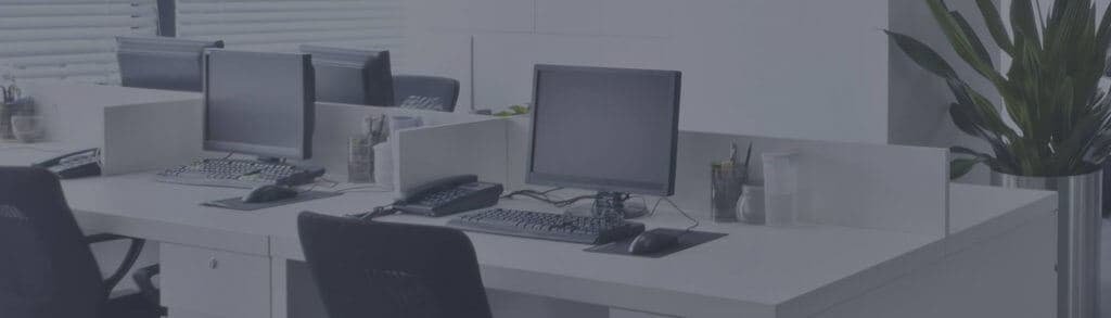 Werkplekbeheer voor het MKB: bureaus met beeldschermen, toetsenborden en telefoons