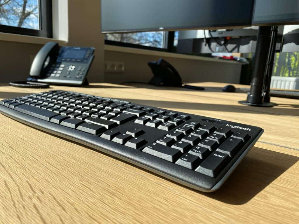Werkplek met toetsenbord, beeldschermen en zakelijke telefoon bij Zilvermeeuw