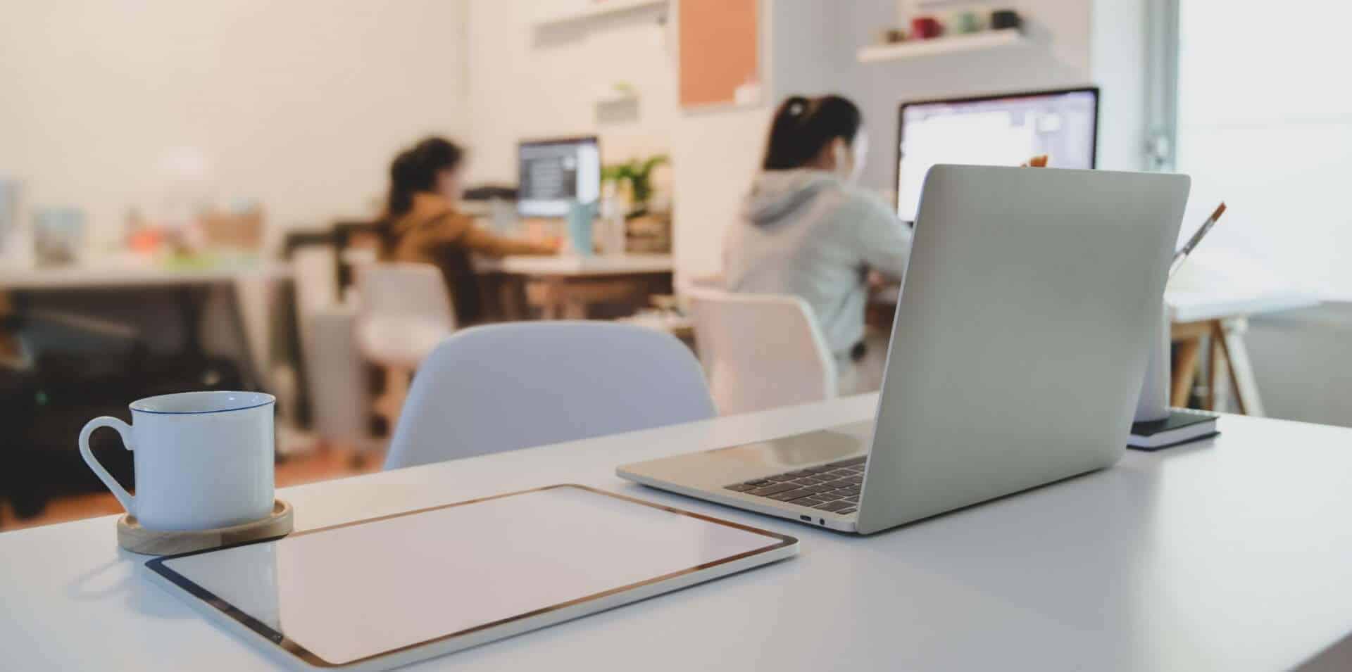 Een moderne digitale werkplek in een kantoor