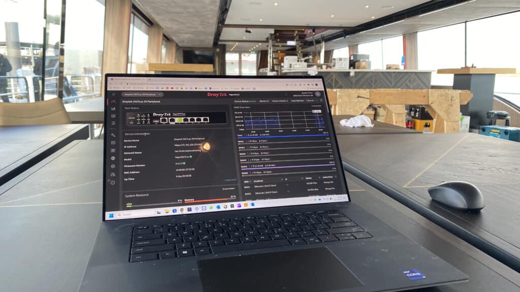 Laptop met routerdashboard aan boord van de Z9